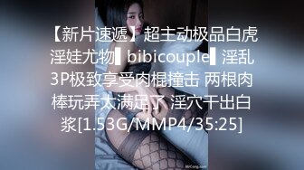 自己双飞玩腻了~叫来自己的干儿子玩4P！【白桃小萝莉】~女友当摄影师，淫乱4P大趴！ (2)