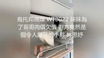 娃娃脸美女穿着黑丝露出了娃娃一样的无毛嫩B，我很想变成她手上那个黑屌