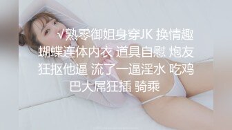 漂亮少妇吃鸡 骚的一逼 大鸡吧吃的津津有味 掩饰不住的骚劲渴望