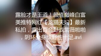 公园尾随穿卡通绿连衣裙小美妇上厕所,诱人的唇肉闭合成一个花形