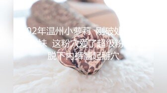 和颜值女友一起做点特别的事，一边让女友吃鸡一边看着AV女优做爱，女友还笑着问了：感觉刺激么