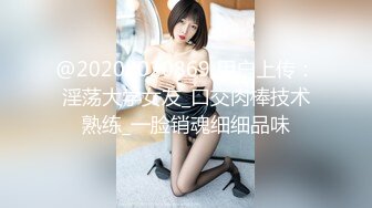 露脸少妇求调教，黑丝高跟情趣，乖巧听话让大哥道具双插逼逼和菊花，尿尿给狼友看淫声荡语滴蜡刺激