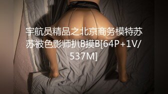 颜值不错的微胖学妹镜头前直播诱惑，小哥在旁边自己玩弄电动假鸡巴，听狼友指挥不停抽插，呻吟