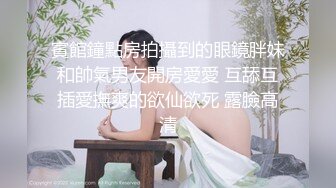 色魔摄影师忽悠来兼职的学妹脱下内裤拨开粉嫩的鲍鱼