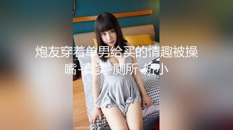 大屁股小少妇跟大哥激情啪啪还让姐妹从旁直播，各种体位爆草让小哥吃奶子后入大屁股，浪荡呻吟姐妹舔鸡巴