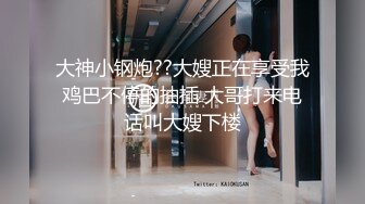 邻家小骚妹全程露脸逼毛没几根啥都学会了，吸着小烟跟狼友撩骚听指挥，揉奶抠逼道具抽插，浪叫呻吟精彩刺激