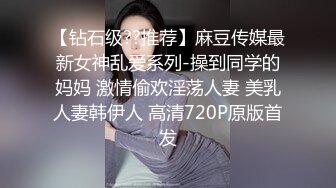  小骚逼露脸洗干净了伺候小哥哥诱惑狼友，舔鸡巴的样子好骚吸蛋蛋，深喉抽插