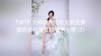 娇小玲珑马尾妹子玩着手机把屁股翘起来  这姿势太合适了  忍不住掏出鸡巴就捅入逼逼啪啪抽送操穴湿润啊