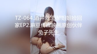 高校女厕内固定安装的偷拍摄像头，记录下的清纯女生如厕