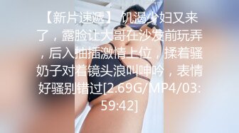 明星颜值大墨镜超大巨乳妹小尺度露奶诱惑，胸前开口装掏出奶子抹上乳液，拿根黄瓜夹中间晃动很想捏