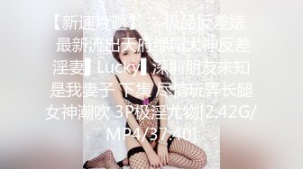 这对情侣好久不见，钢筋房就掀开女生的裙子拔下内裤直接干