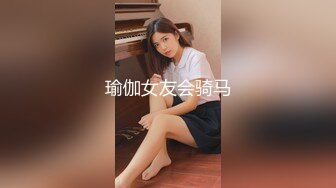 【新片速遞】  丰腴肥臀美少妇，这身材香的流水❤️开档丝袜跪在床边沿，后入的姿势 爽上天！