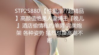   碎花裙子长发美少妇，被猥琐男无套后入巨乳乱颤乳头很粉嫩