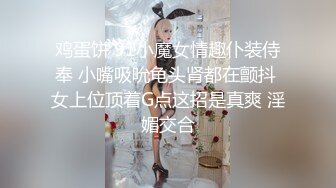 绿帽大哥让小弟玩自己骚老婆，自己一旁指导怎么操，大鸡吧枪枪到底，顶入子宫插的白浆冒