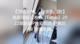 商场女厕 近距离偷拍漂亮白裤子少妇的大黑B.