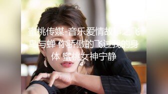 两小百合自己进公厕开玩