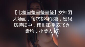 吃饱喝足,小夫妻客厅啪啪,女的长相很壹般,但很臊,跪在大哥双腿中忘我吃J8