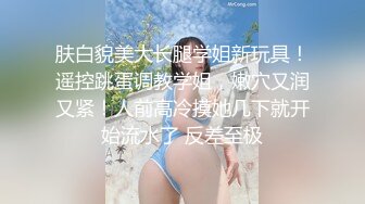 这个男的就一直躺着不动享受老婆的服务