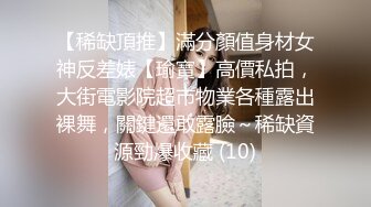 自家骚逼媳妇回娘家逼痒不止，无奈只能用小手指来解决