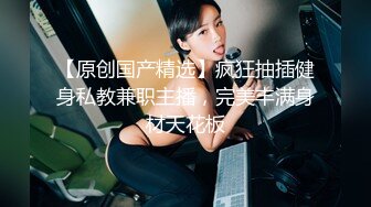 窗外偷窥女邻居洗澡,老公经常出差很少用,导致乳头和鲍鱼都还是粉色的