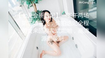 大眼睛網紅美女！撩起短裙展示美腿！外表甜美騷的很，跳蛋震穴黃瓜捅菊花，真是小騷貨