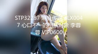  十九小姐姐白嫩美乳性感黑丝啪啪大秀，跪着深喉交骑乘自己动