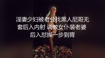 喜欢吃屌的美女，麻花辫漂亮又骚，黑丝美臀翘起，埋头深喉，美臀骑乘位爆操，爽不爽小骚货