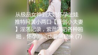 骚表姐理发店内享受小老弟的按摩服务，直接被小老弟把裤子扒下给舔逼，把鸡巴塞进嘴里直接抽插又草逼口爆