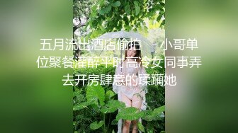 山村红唇美少妇开档黑丝诱惑,庭院里和大哥啪啪,大棚外下着小雨,艹b挺有意境