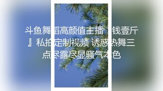 外国妞中文不太好 坐在身上互摸调情 翘起屁股隔着内裤揉穴