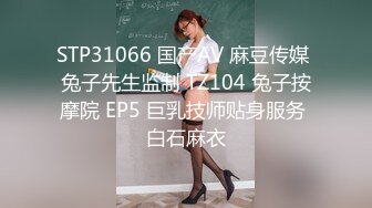 戴面具的中国女生在痛苦的分手后让一个白男狂干她的身体