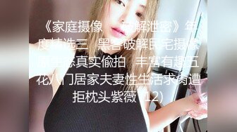 【新片速遞 】 虽然带了口罩，还是能辨别绝对是美女，鲍鱼很美，主动掰穴里面很粉，夹着腿大屁股十足诱惑