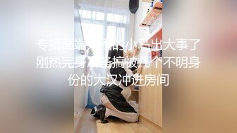 黑色帽子短裙妹子让妹子自摸骑乘后入猛操