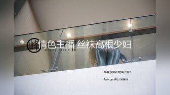  小骚逼露脸洗干净了伺候小哥哥诱惑狼友，舔鸡巴的样子好骚吸蛋蛋，深喉抽插，后入草屁股