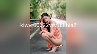 睡醒后就爱抚挑逗白白嫩嫩的女友情欲上来抱着美腿肉棒就进入逼逼啪啪撞击搞一炮