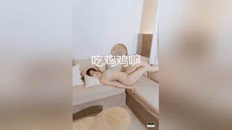 这女的把穴扒开那么大，让我们看里面塞的啥？