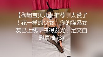 骚逼被假鸡巴干得淫水乱喷，毛毛非常浓郁的美少女，浴室插出白浆  骚味重，我喜欢！