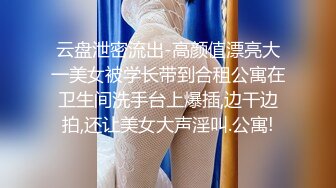 新疆夫妻，邀请单男一起来家里3P，骚妻跪舔吃两根，洋洋得意的满足表情，像吃菜一样香！