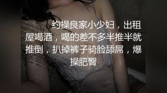 【破解摄像头】爸爸在操逼，小儿子在旁边玩时不时凑过来吃奶，大儿子也从他房间过来看看，不知道说什么了~ (2)