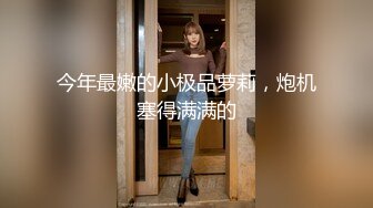 媳妇光着屁屁上楼回家 一到家就迫不及待的要爱爱