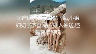 摆好镜头一边享受男人后入一边享受抽插