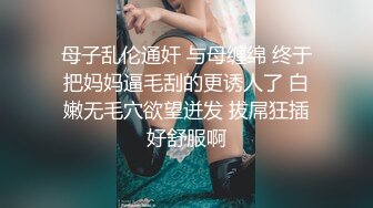  轻熟女姐妹组合露脸激情4P伺候年轻小哥哥，让小哥吃奶子交大鸡巴，黑丝情趣互动抽插