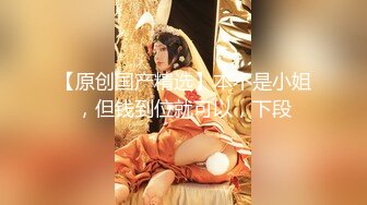 约了个牛仔短裤萌妹子，换上女仆装近距离口交沙发上操，上位骑乘后入大力猛操