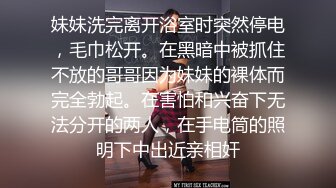 《母子乱伦》小伙趁刚离异风韵犹存的妈妈喝醉偷偷的操了她