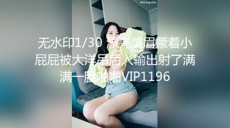 澡堂子内部员工偷窥专门盯着几个好身材的少妇拍