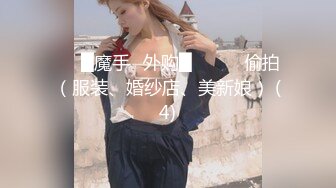 妹子长得很像新疆人，标致的新疆型美女，太爱笑了，看个动画片 乐呵呵