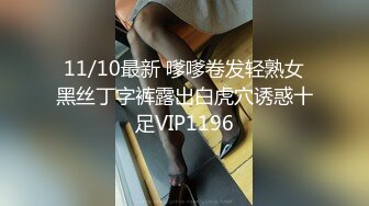  丝袜女仆情趣装颜值不错很嫩小少妇激情3P，伺候两个小哥哥主动上位抽插嘴里还叼着大鸡巴