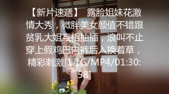 骚母狗乖乖的钻到车上主动脱裤子无套内射