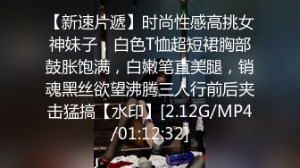 长发气质颇佳的颜值妹子，制服诱惑在真皮沙发上无套啪啪