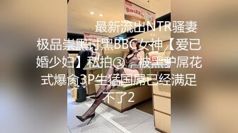 高颜值美女裸体边泡脚边买骚勾引老公